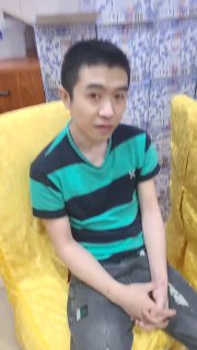 网友投稿：此人广西柳州人，年龄35岁，在菲。最开始在甲米地被拘禁做杀猪...