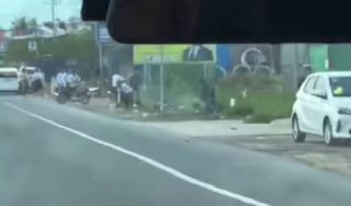今天上午，柬埔寨3号国道茶胶省路段，两伙少年古惑仔公开殴斗互砍，被过路...