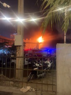 突发：金边桑园区永旺1商场附近的一家夜店正在发生大火，目前当地消防正在...