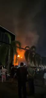 突发：金边桑园区永旺1商场附近的一家夜店正在发生大火，目前当地消防正在...